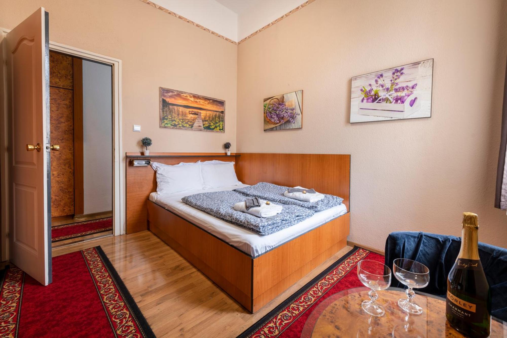 Hotel Kristal Gellert Hill Budapest Exterior photo