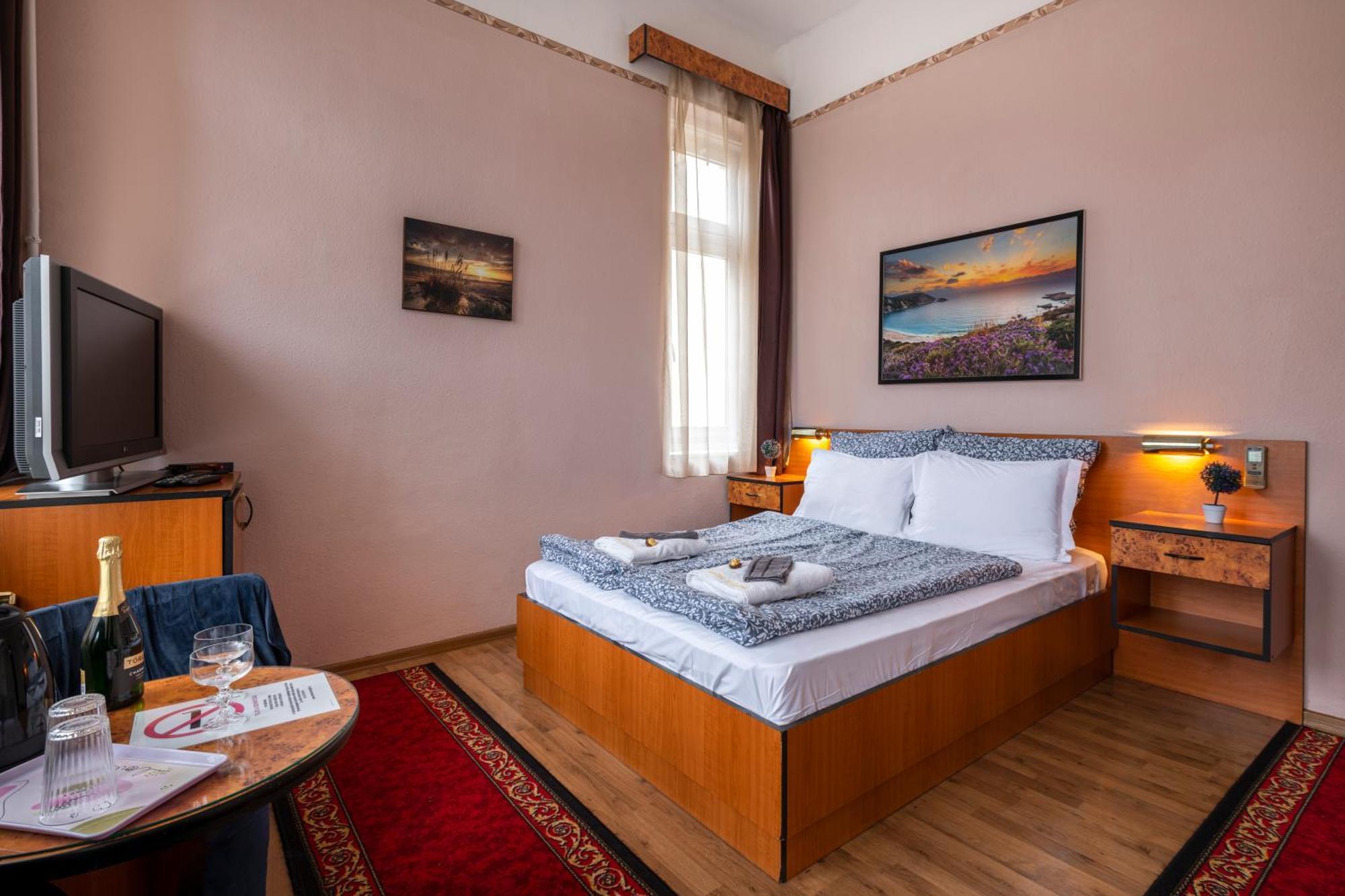 Hotel Kristal Gellert Hill Budapest Exterior photo